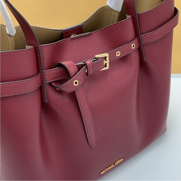MICHAEL KORS
Emilia Large Pebbled Leather Shoulder Tote Bag
COLOR DARK CHERRy - Picture 15 of 16